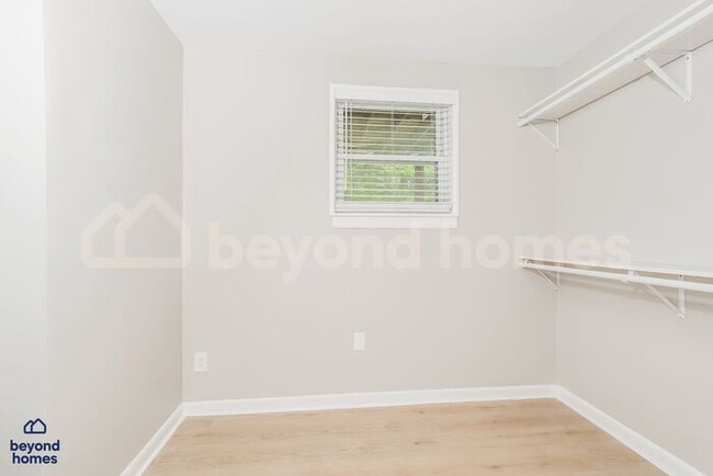 Building Photo - Stunning 4 Bedroom 2 Bathroom Home - Looki...