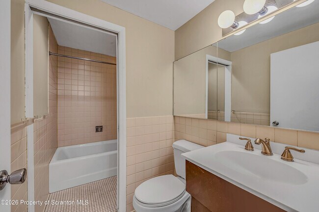 Building Photo - 550 Clay Ave