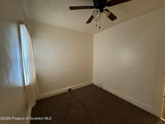 Building Photo - 546 Main St