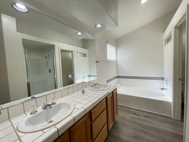Building Photo - Carry Over Showing: This property has been...