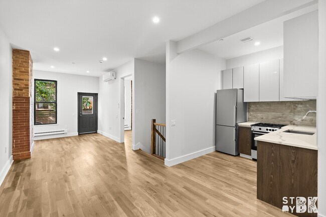 Primary Photo - 71 Grove St