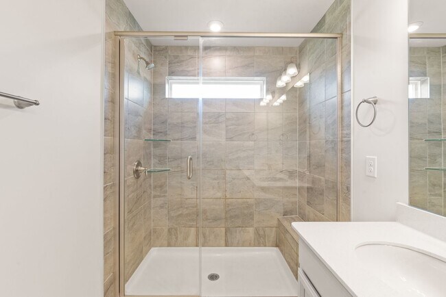 Building Photo - Like-New Townhome in Pristine, Move-In Ready Condition