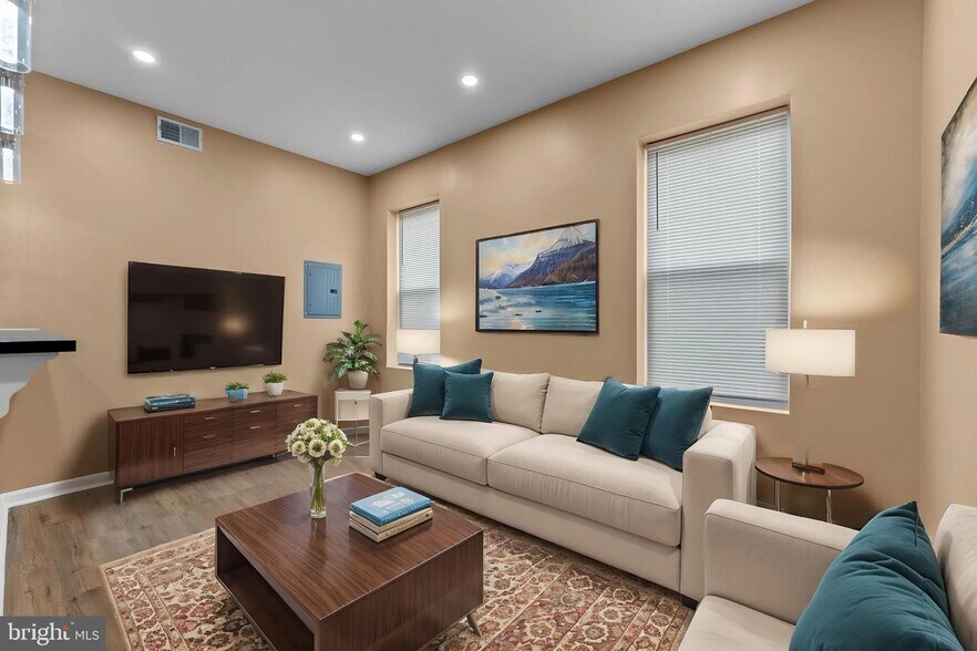 spacious living area - 2214 N Delhi St