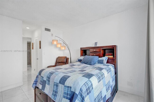 Building Photo - 1351 NE Miami Gardens Dr