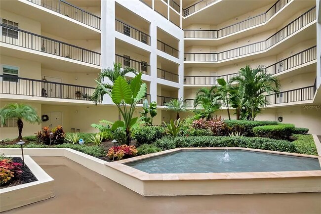 Inner Courtyard - 1000 S Harbour Island Blvd