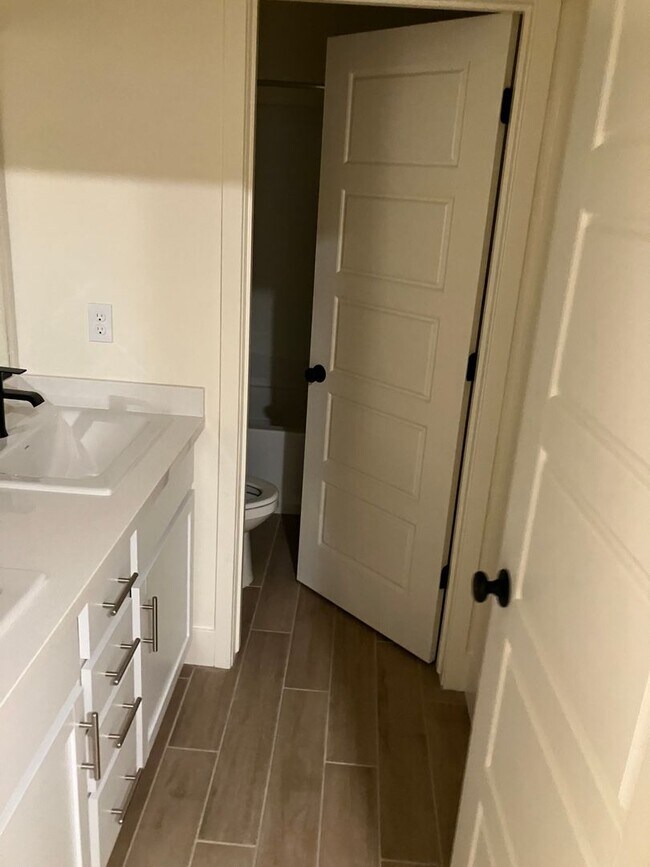 Building Photo - 5 bedroom 3 1/2 bath house in gated commun...