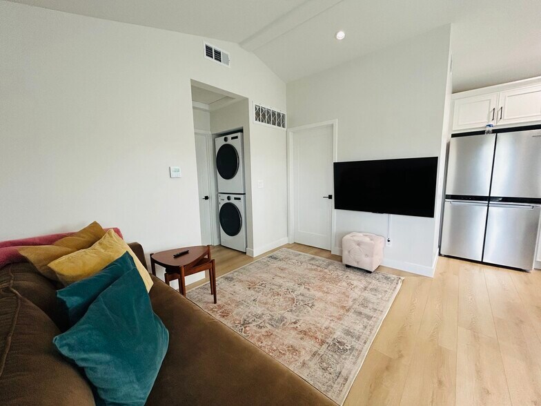 In-Unit washer and dryer - 4415 Catalpa St