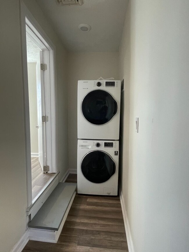 Building Photo - 1239 W 67th St