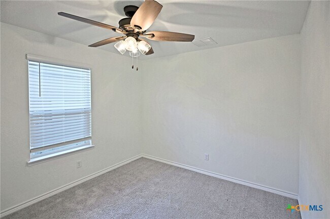 Building Photo - 512 Dakota Crk