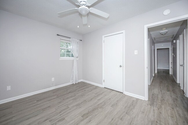 Building Photo - Adorable Rental Near Downtown Ocean Springs!