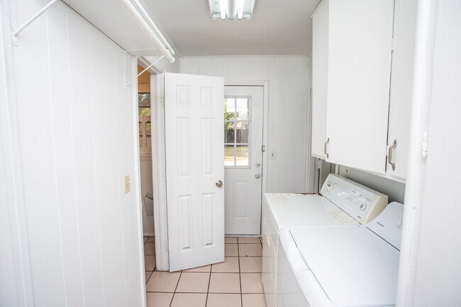 Building Photo - "Spacious 5-Bed Oasis with Granite Elegance & Hardwood Charm in Lubbock!"