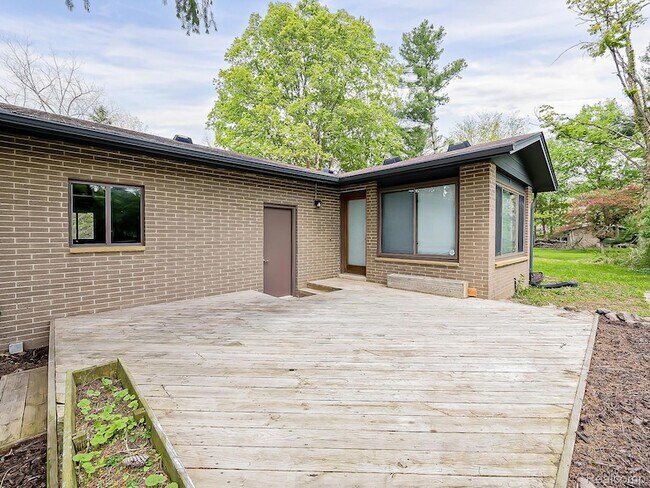 Building Photo - 7580 Thornwood St
