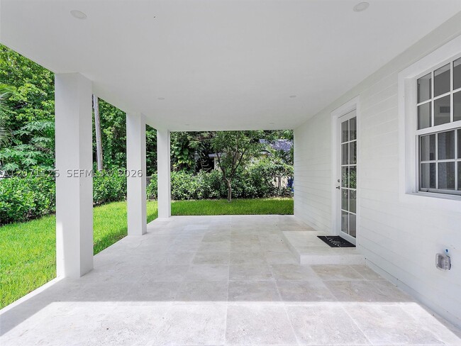 Building Photo - 112 Florida