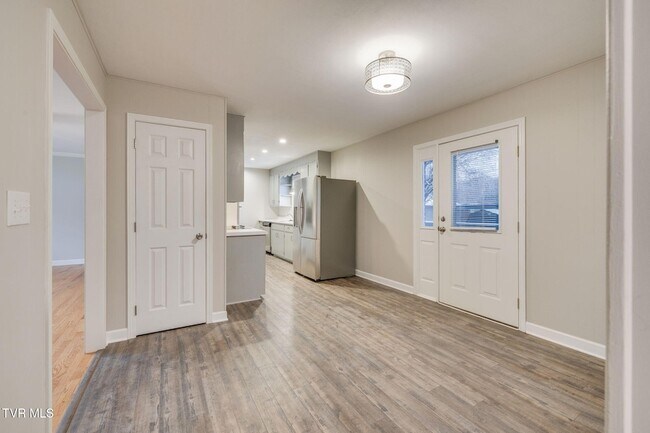 Building Photo - 336 W Ln St