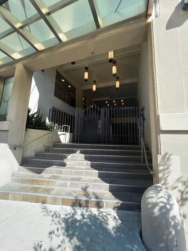 ENTRANCE - 333 Julia St