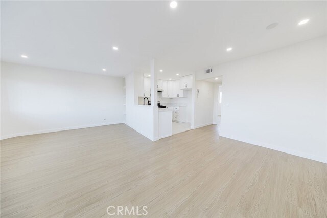 Building Photo - 620 S Lake St