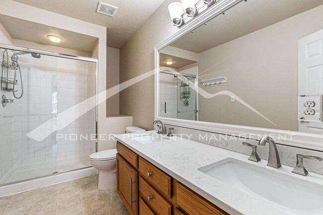Building Photo - Spacious Townhouse with Fenced Patio and Washer/Dryer