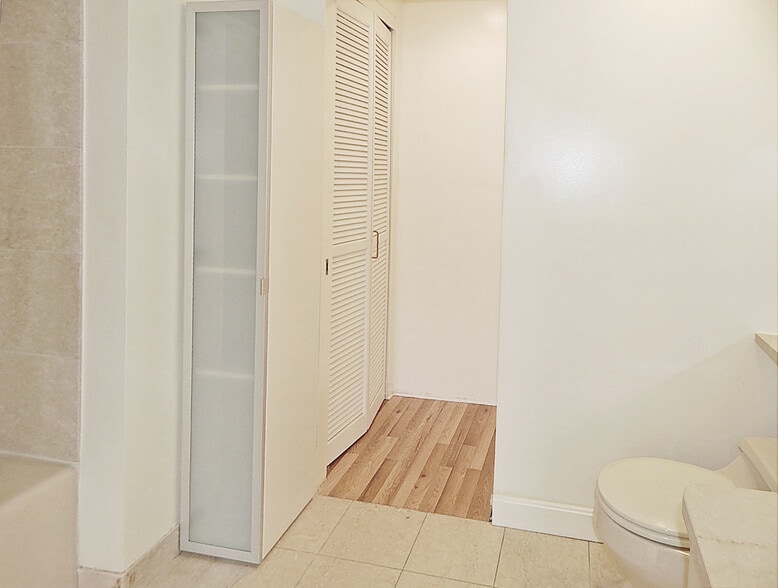 Building Photo - 10 Rogers St