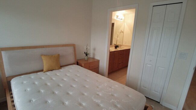 Building Photo - Beautiful Furnished 2/2.5  Pool View Condo x Rent Close to Universities.