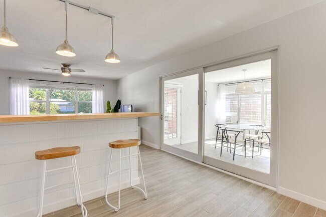 Building Photo - Charming 3/2 Available Now! Furnished or U...
