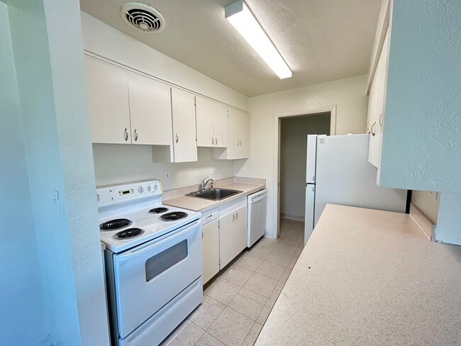 Building Photo - NO APPLICATION FEE AND FREE FIRST MONTHS RENT!! Cozy 2 Bed, 1 Bath Apartment Near Downtown Albany...