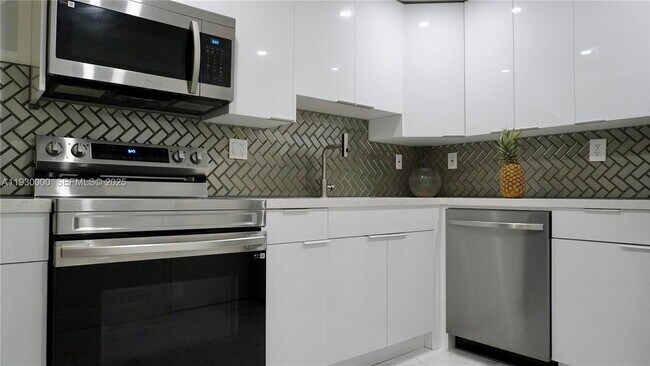 Building Photo - 1833 S Ocean Dr