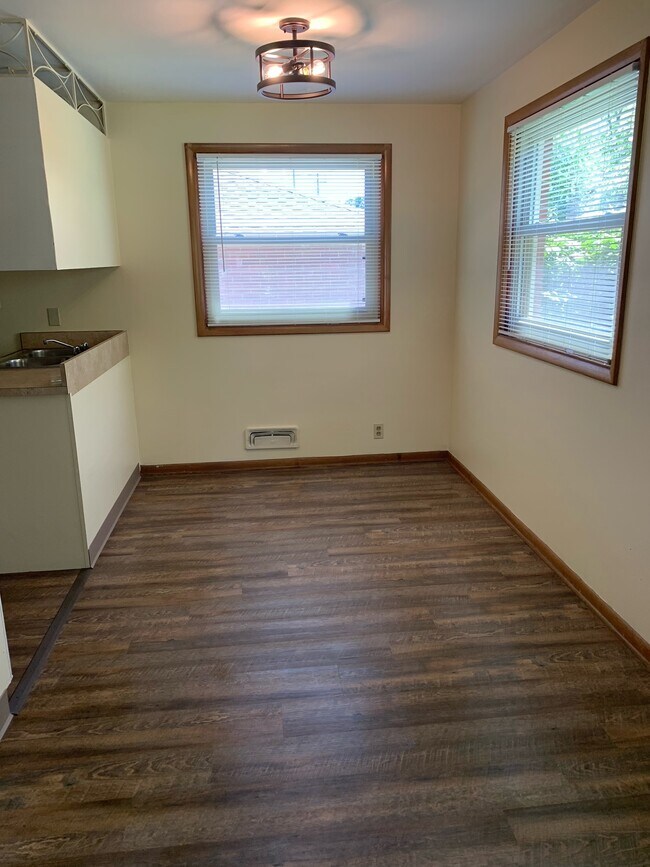 Dining area - 419 Taylor Rd