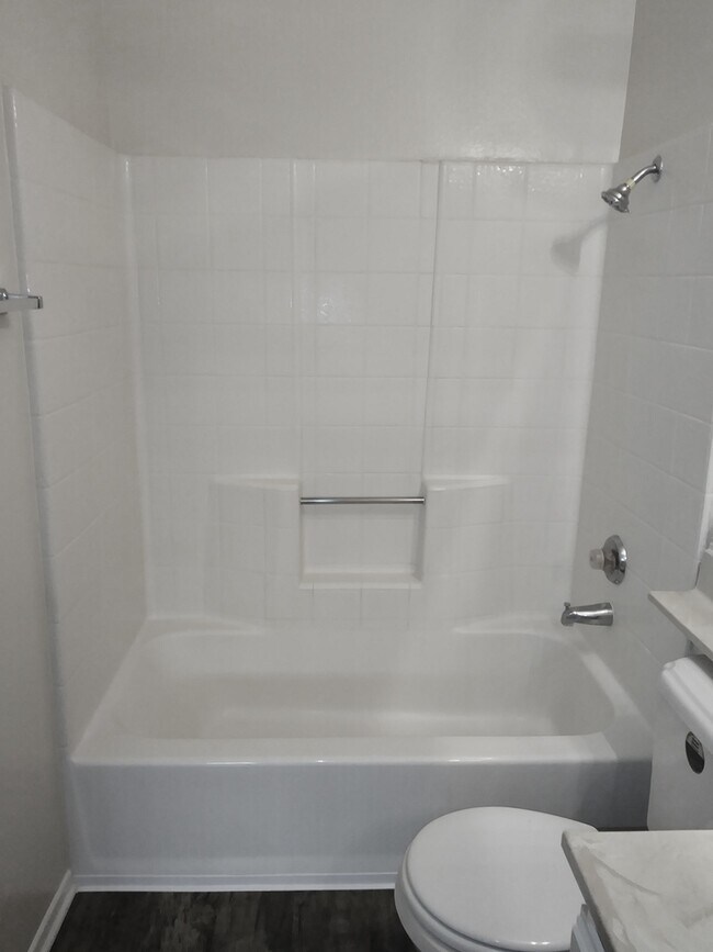 Building Photo - Large 2 Bedroom 2 Bath Condo with 1 Parking Space in Long Beach Coming Soon!