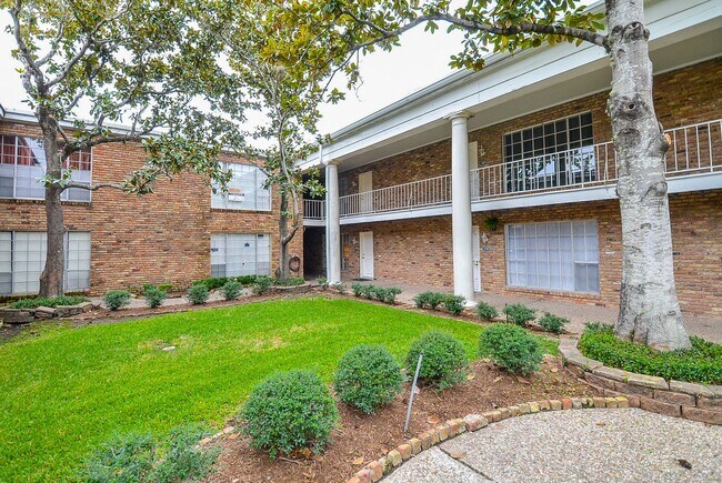 Building Photo - 2121 Fountain View Dr