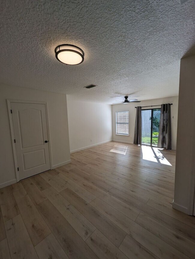 Building Photo - Beautiful 3 Bedroom 2.5 Bath Home in Paloma