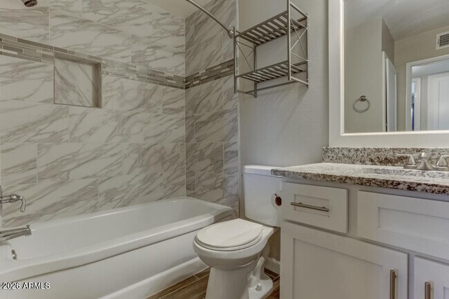 Building Photo - 1527 W Huntington Dr