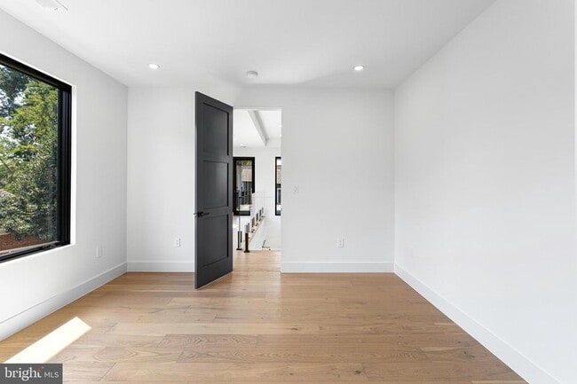 Building Photo - 1733 Chain Bridge Rd