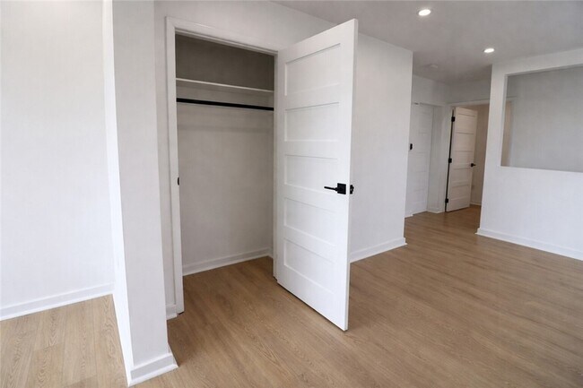 Building Photo - 107 Shoup St