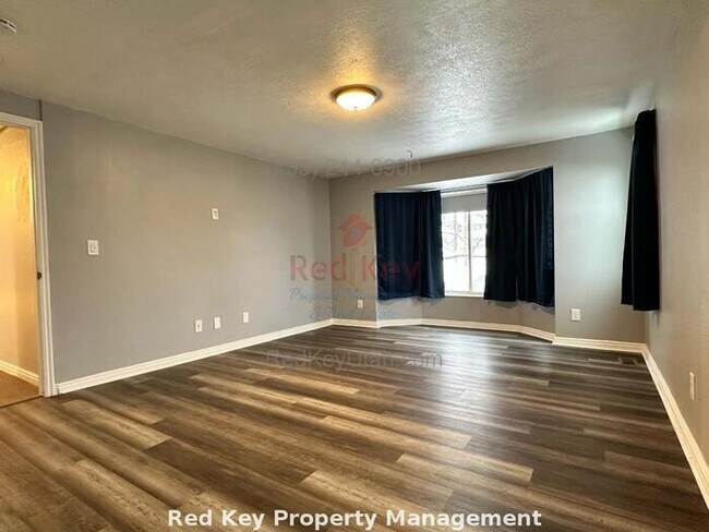 Building Photo - Skyline Dr. Single Family Home