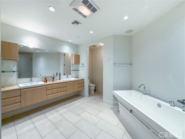 Building Photo - 443 N Palm Dr