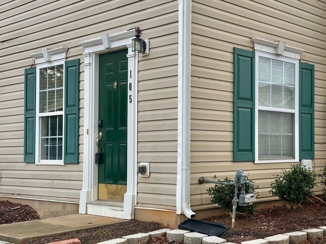 Building Photo - End-Unit 3BR Townhome Minutes to NCSU, Downtown & Crossroads