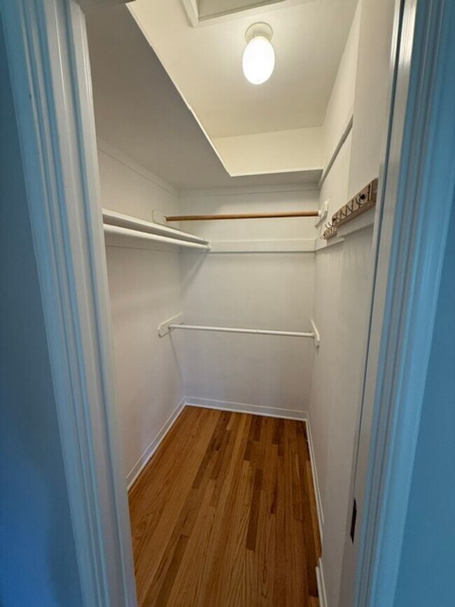 Building Photo - La Cañada Schools-  Family Home - Natural Hardwood, 2 car attached garage, Central A/C, New Appli...