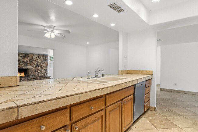 Building Photo - Prime ASU Location 5BR Home with Pool & Garage