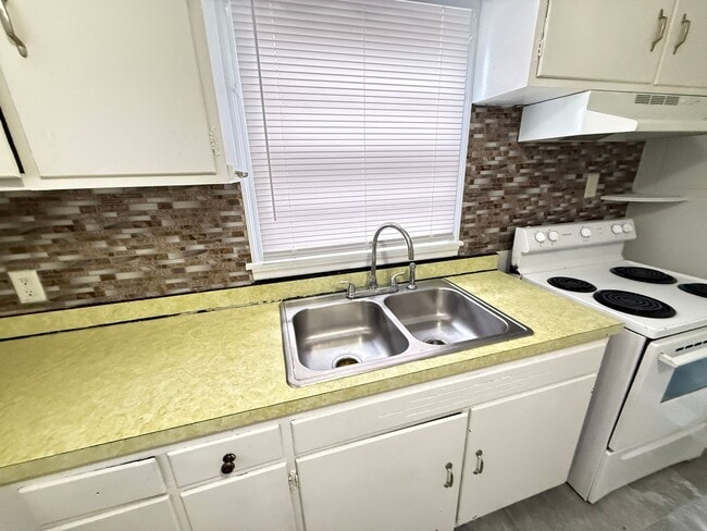 Building Photo - 2825 Amherst Rd