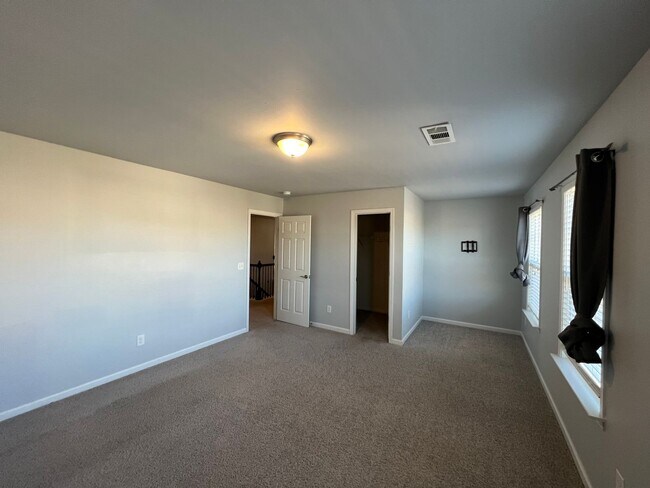 Building Photo - 4 Bedroom 3 Bath - Gorgeous Backyard in Le...