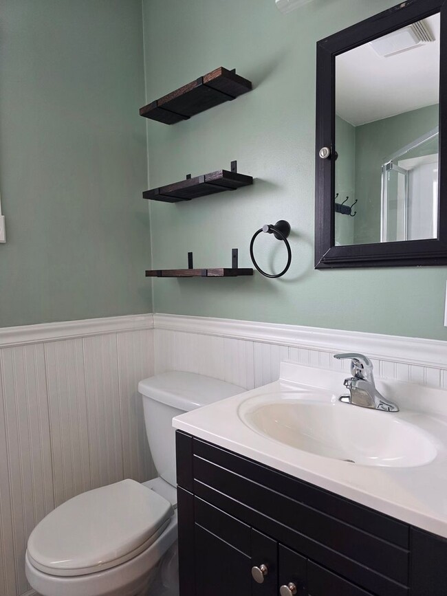 Building Photo - Small Town Home with Lots of Room