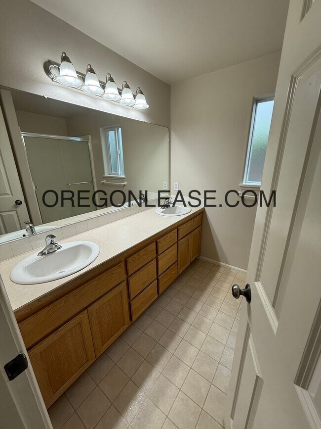 Building Photo - West Eugene 3 bedroom 2 bath home