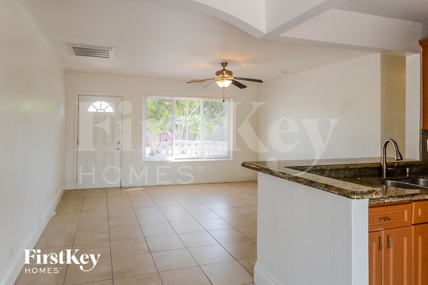 Building Photo - 6820 SW 16th Ct