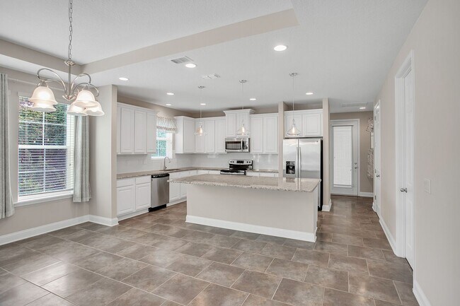 Building Photo - Beautiful 4 bedroom/ 2 bathroom home in Ri...