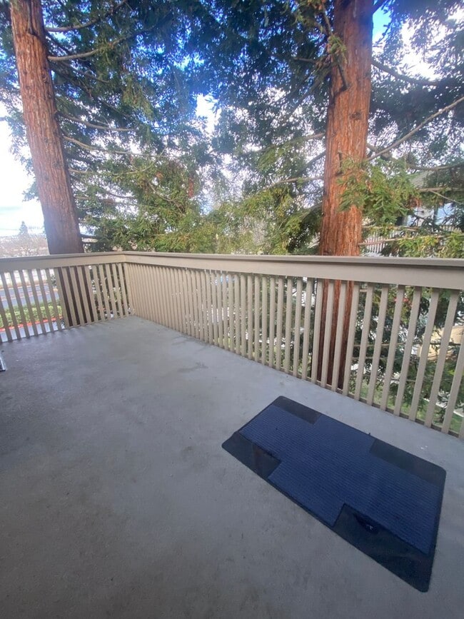 Building Photo - Pleasanton Townhouse, 2 Bed 2 Bath Upstairs End Unit, Private Patio, 2 parking spots, Close to do...