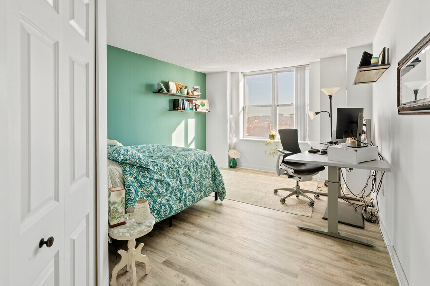 Building Photo - 250 E Harbortown Dr