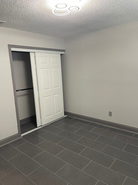 Building Photo - 7919 Lakeshore Dr