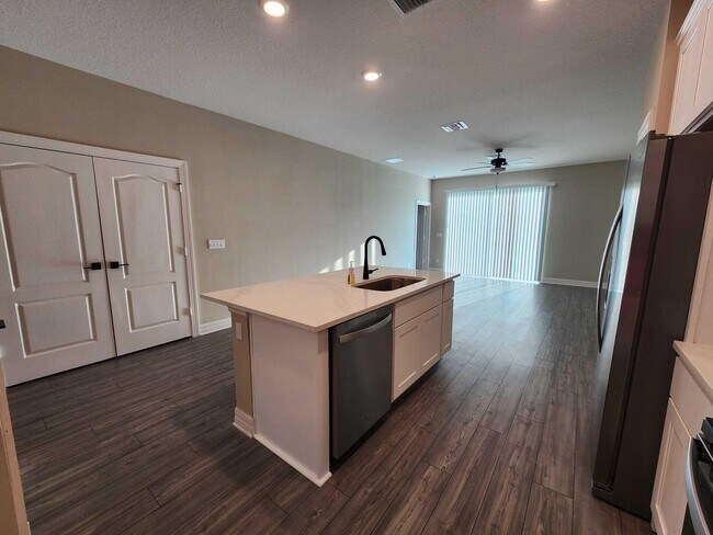 Building Photo - 1817 Party Pl