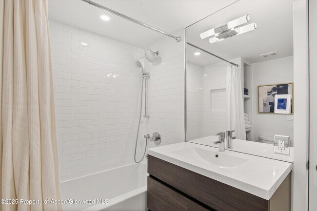 Building Photo - 250 S Original St