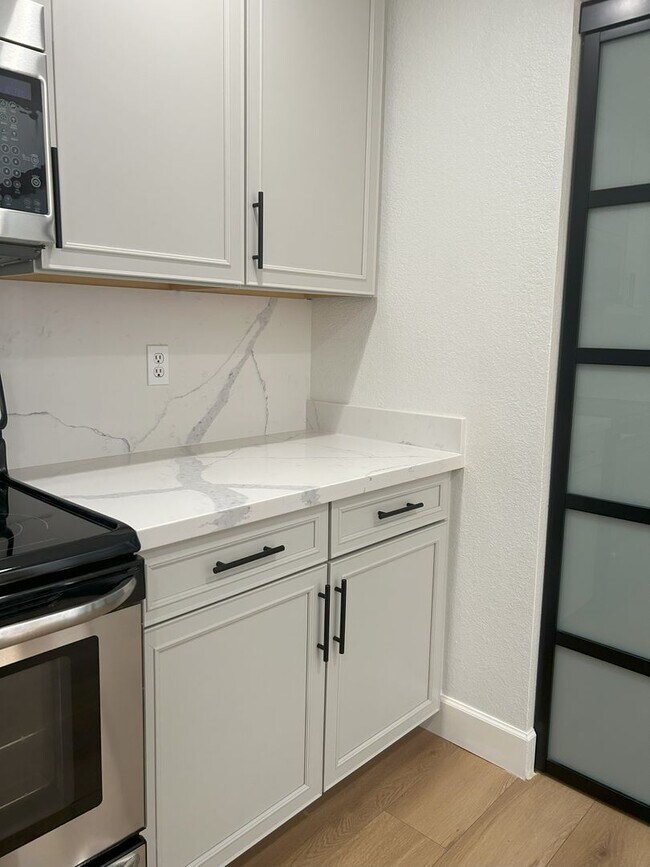 Building Photo - 2 Bedroom/2 bath Condo in the Mission de L...